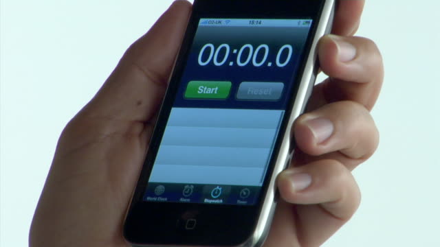 Seseorang memegang smartphone yang menampilkan stopwatch